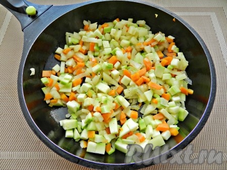 На растительном масле обжарить морковь и лук до прозрачности, затем добавить кабачок, перец и обжаривать все вместе 5-8 минут.