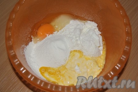 Маргарин или масло растопить и слегка охладить. Соединить маргарин, творог, сыр, натертый на мелкой тёрке, яйцо, соль, сахар и перемешать ложкой.

