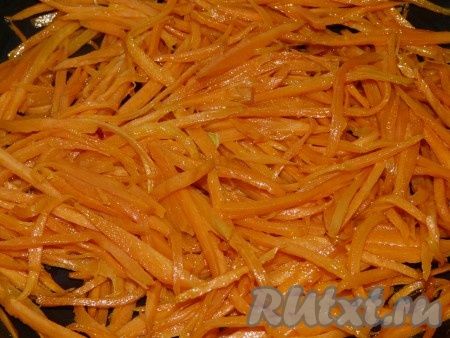 Лук переложить в отдельную тарелку, далее обжарить морковь.