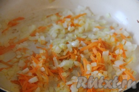 Морковь и лук очистить. Баклажаны тоже можно очистить от кожуры (это сделает блюдо более нежным). Баклажаны нарезать кубиками, посолить и оставить на 20 минут, затем по истечении времени отжать от сока. Мелко нарезанную луковицу и натёртую морковку обжарить на растительном масле на среднем огне до золотистости (на это потребуется минут 5), помешивая.
