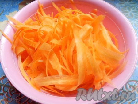 Морковь натереть на терке для корейской моркови или просто на крупной терке.