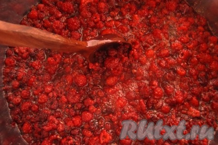 Поставить малину с сахаром на маленький огонь. Осторожно помешивать ягоды, чтобы растворился сахар. 