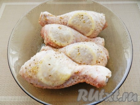 Смазать куриные голени этим маринадом и убрать в холодильник на 1 час или более.