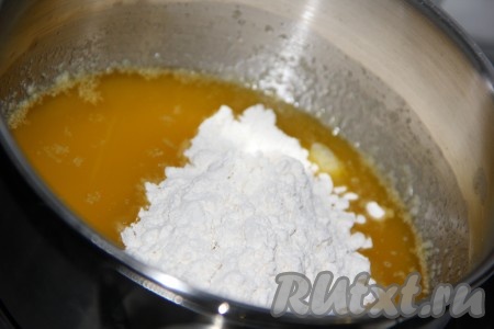 Затем приготовить соус: в небольшом сотейнике растопить масло, добавить муку.
