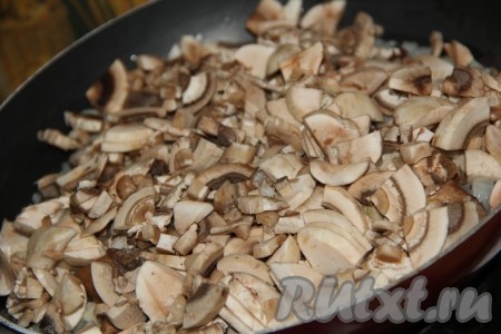 Мелко нарезанный лук обжарить на растительном масле до мягкости. Порезанные грибы добавить к луку, посолить. 
