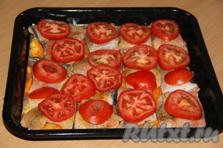 Разложить помидоры, порезанные кружочками.
