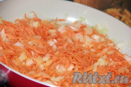 Лук и морковь почистить. На растительном масле обжарить до золотистого цвета мелко нарезанный лук и натёртую на терке морковь.
