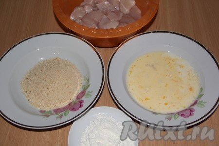 Приготовить всё для панировки. На одну тарелку насыпать муку, на другую - панировочные сухари, в третьей тарелке взбить яйца с молоком при помощи вилки до однородности.