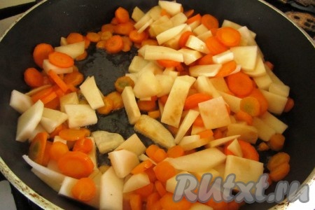 Варить картофель после закипания 10 минут. Тем временем в глубокой сковороде согреть немного растительного масла. Выложить в сковороду сначала морковь и репу. Слегка обжарить овощи.
