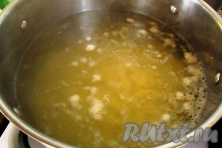 В кастрюле вскипятить 2,5 литра воды. В кипящую воду опустить картофель.
