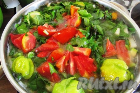 Затем добавить в суп нарезанные шпинат, мангольд и помидоры. Варить до полной готовности овощей ещё около 5 минут.
