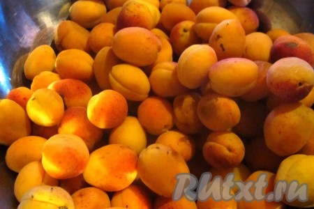 Хорошо вымойте абрикосы.