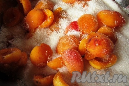 Засыпьте абрикосы нужным количеством сахара и оставьте их на несколько часов, а лучше на ночь, чтобы они дали сок.
