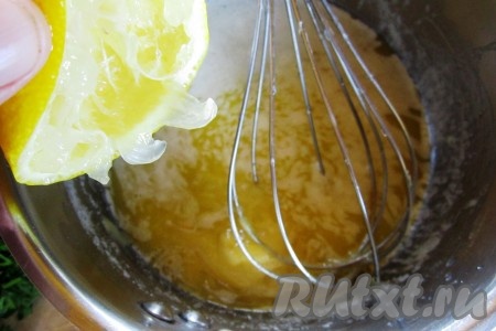 В кастрюльке растопим сливочное масло и вмешаем в тёплое масло мёд и лимонный сок.