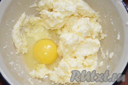 Добавить яйцо и соль, взбить масляно-яичную смесь миксером.