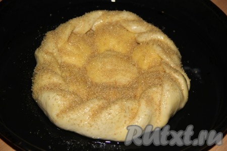 Духовку заранее разогреть. Поставить яблочный пирог в духовку и выпекать при 180 градусах примерно 45 минут.

