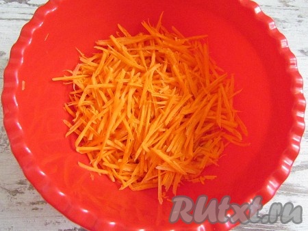 Морковь вымойте, почистите и натрите на терке для корейской моркови или нарежьте тонкими кружочками.