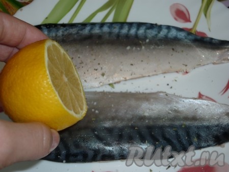 Сбрызгиваем рыбу лимонным соком и оставляем в прохладном месте на 1 час, чтобы скумбрия хорошо промариновалась.
