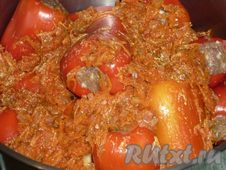 Готовый томатный соус выливаем в кастрюлю с фаршированными перцами.
