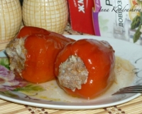 Фаршированные перцы в томатном соусе в кастрюле