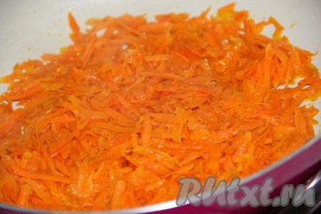 Очищенную морковь натереть на крупной тёрке и обжарить на растительном масле до мягкости. 
