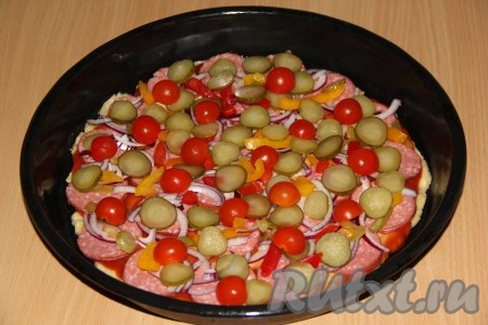 Затем выложить кружочки маринованного огурца и половинки помидоров черри (или обычные помидоры, нарезанные на кружочки).