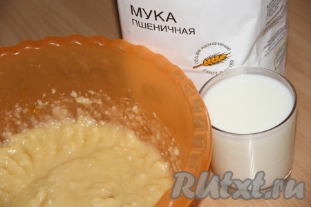 Картофельное пюре хорошо перемешать миксером, затем добавить молоко и растительное масло, ещё раз перемешать.
