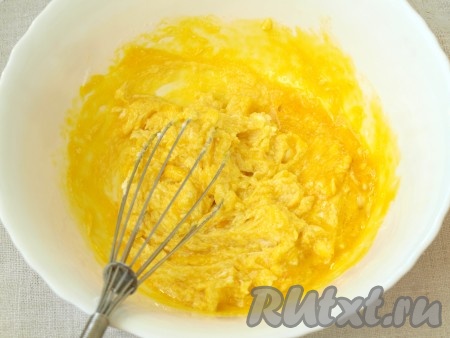 Яйца разделить на белки и желтки. Мягкое сливочное масло взбить с сахаром, добавить желтки и хорошо размешать венчиком.
