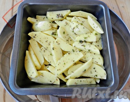 Выложить картофель в форму для выпечки. Поставить в разогретую до 180 градусов духовку на 20 минут. Или в аэрогриль при той же температуре на 20 минут. 