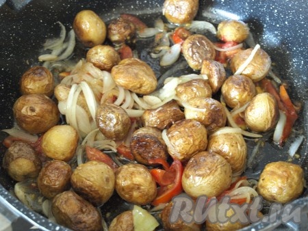Когда овощи обжарятся (на это уйдёт 5-7 минут), вернуть в сковороду молодой картофель, перемешать его с луком и помидорами и, выключив огонь, дать настояться около 10 минут.
