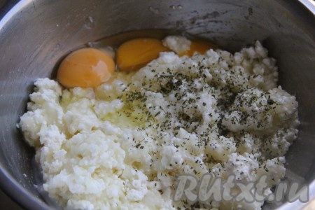 Через 1 час добавить к творогу соль, яйца и специи по желанию.