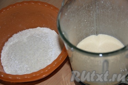 В глубокую  миску просеять муку, всыпать кокосовую стружку и разрыхлитель, перемешать. Маргарин (или сливочное масло) растопить и слегка остудить. Яйца разбить в ёмкость, удобную для взбивания, взбить с солью с помощью миксера в пышную пену, затем добавить сахар и взбивать 4-5 минут. Далее влить молоко и растопленный маргарин (или сливочное масло), ещё раз взбить яичную смесь миксером до однородности.
