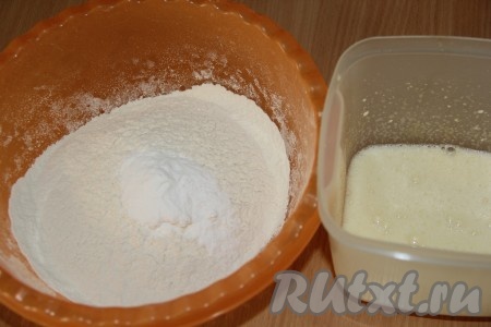 Яйцо взбить с сахаром и солью, затем добавить размягченное масло и сметану, ещё раз взбить. Муку просеять и смешать с разрыхлителем.
