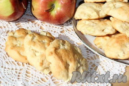 Готовое вкусное, мягкое печенье с яблоками остудить на противне, затем снять с пергамента. Подать печенье с чаем или молоком.
