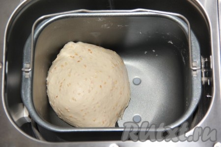Выставить программу "Белый хлеб" (время приготовления 3 часа 25 минут), вес - 750 грамм, светлая корочка. 
