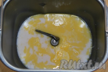 Молоко подогреть до 36 градусов, добавить йогурт и растопленный маргарин. Вылить полученную смесь в ведёрко хлебопечки.
