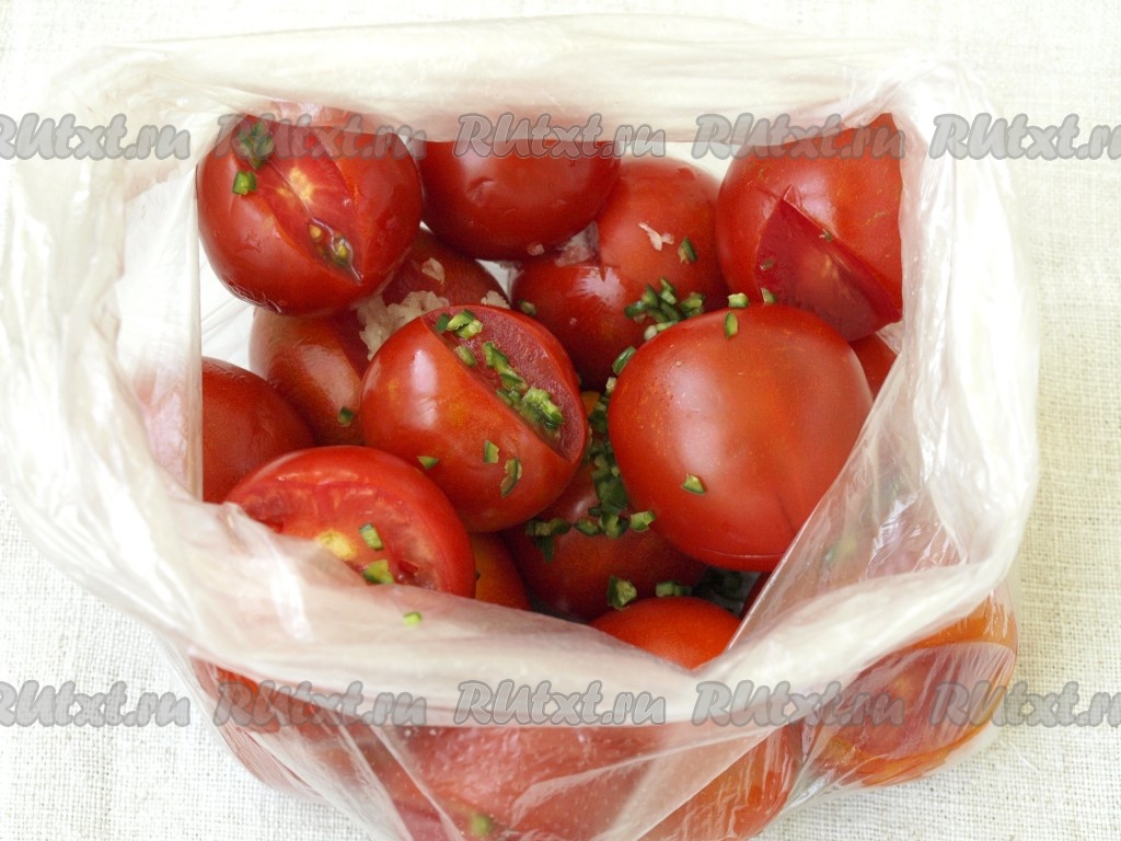 Малосольные огурцы с помидорами в пакете
