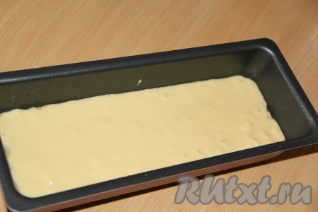 Форму для выпекания смазать растительным маслом, выложить тесто в форму и поставить в духовку, разогретую до 180-200 градусов.
