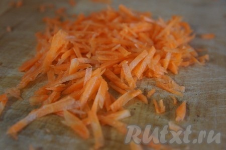 Очищенную морковь натереть на тёрке.
