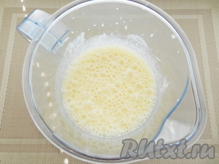 Влить молоко и снова взбить, чтобы появилась устойчивая молочная пенка.