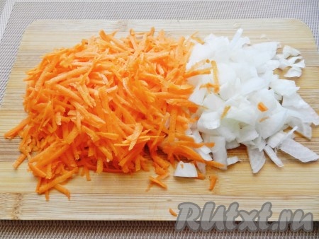 Одну луковицу и морковь очистить. Лук нарезать, морковь натереть на терке.