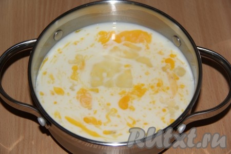 Приготовить заварной крем: в кастрюльку влить молоко, добавить яйца, сахар, ванильный сахар и муку. Всё перемешать венчиком и поставить на огонь.