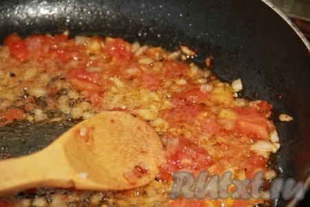 Приправить овощи солью и перцем, дать закипеть. Добавить молоко и натёртые на крупной тёрке плавленные сырки, помешивая, готовить соус на небольшом огне 10 минут. Затем аккуратно удалить из соуса укроп.
