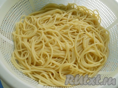 Спагетти отварить в подсоленной воде, согласно инструкции на упаковке, откинуть на дуршлаг.
