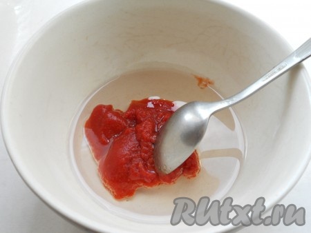 В глубокую посуду влить растительное масло, добавить томатную пасту.