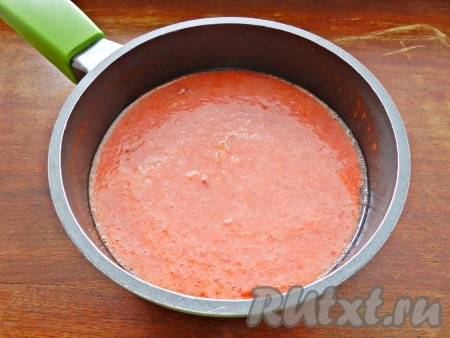Влить томатное пюре и тушить все вместе 5 минут на небольшом огне.
