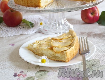 Необыкновенно вкусный яблочный пирог можно подавать к столу.
