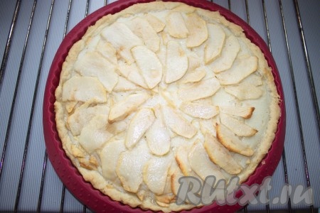 Яблочный пирог поставить в духовку, выпекать 40-50 минут (до слегка золотистого цвета). Готовый пирог достать, дать ему остыть прямо в форме.