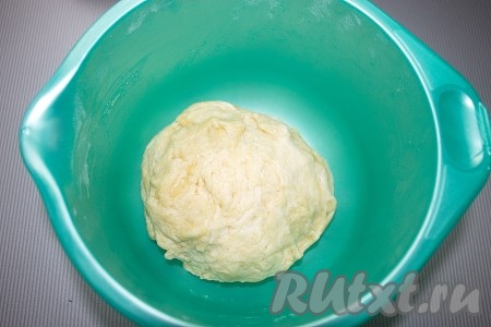 Замесить мягкое тесто, скатать его в шар, завернуть в пленку и убрать в холодильник на 20-30 минут (или пока подготавливаются ингредиенты для начинки).