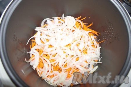 Морковь, лук очистить, нарезать соломкой или произвольно. В кастрюлю мультиварки налить немного растительного масла, выложить овощи, установить режим "Выпечка" - 40 минут. Овощи обжаривать в течение 20 минут, периодически перемешивая.
